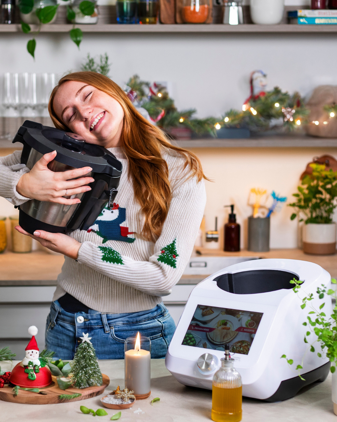 Isy hält einen MC Topf in der Hand, in der Küche ist Weihnachtsdeko.